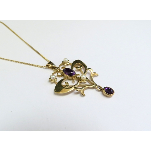 9116 - A 9ct gold chain, 44cm long hung with a 9ct gold pearl and amethyst drop pendant, 4.3g