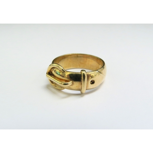 9050 - A 9ct gold buckle ring. Size P, 6.1g