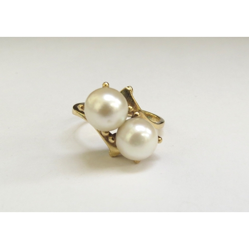 9069 - An 18ct gold ring set with two 7.5mm pearls (with certificate). Size N, 4.3g