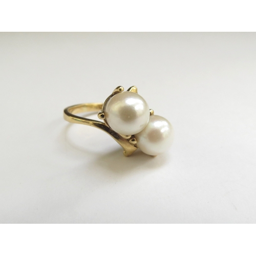 9069 - An 18ct gold ring set with two 7.5mm pearls (with certificate). Size N, 4.3g