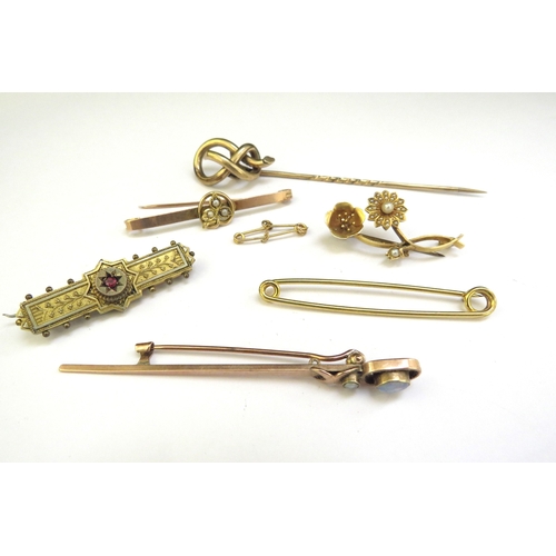 9086 - Various gold and other bar brooches and a hatpin, 13.9g marked gold