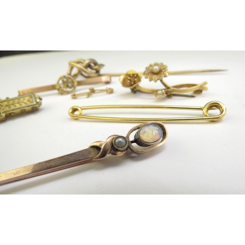 9086 - Various gold and other bar brooches and a hatpin, 13.9g marked gold