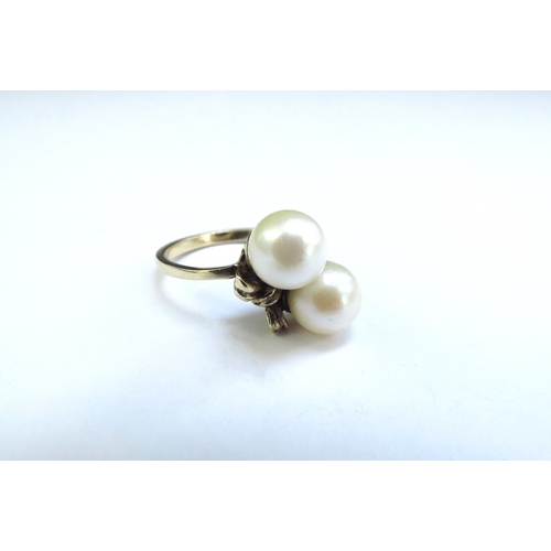 9165 - A 9ct gold ring with two cultured pearls. Size K, 3.2g