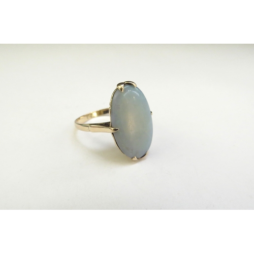 9115 - A gold ring with elongated opal, marks rubbed. Size P, 3.3g