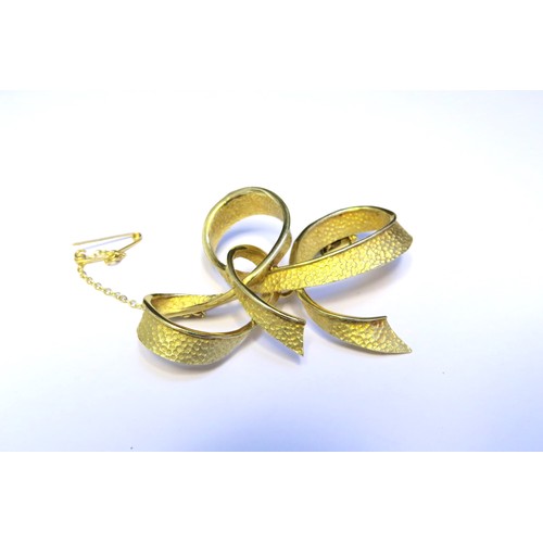 9184 - A 14ct gold textured stylised bow brooch, 14g