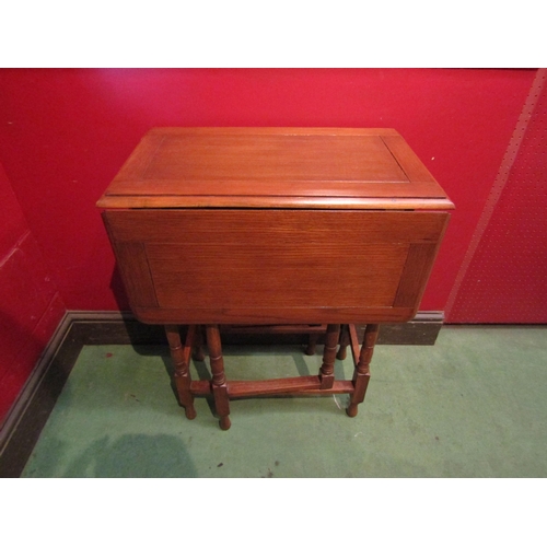 4086 - A mid-20th Century oak gateleg table   (E) £10-20