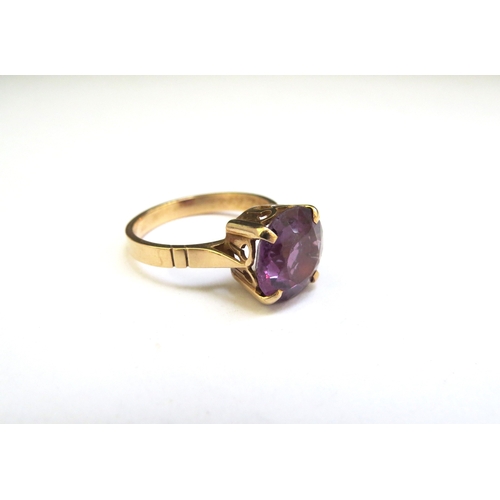 9199 - A gold ring set with a circular amethyst. Size P, 4.7g  (R)  £60