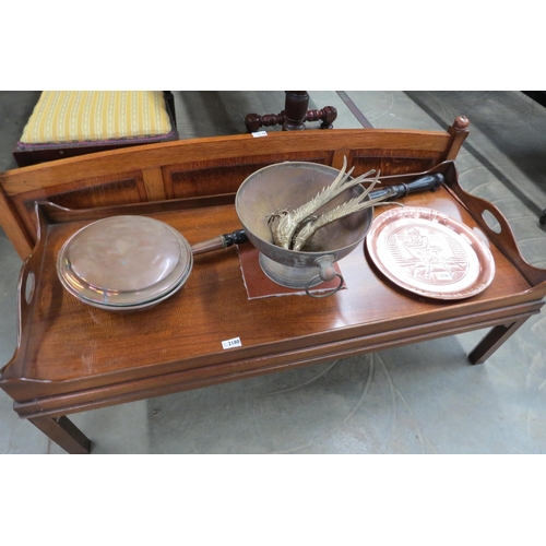 2181 - A Jonnie Walker copper tray, two Spelter pheasants and a bowl and bed pan