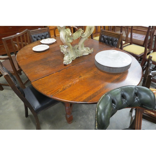 2184 - An oak circular dining table with extension leaf   (E)  £10-20