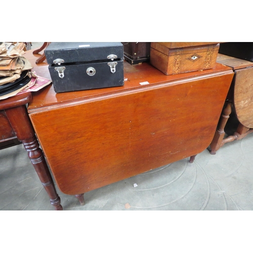 2211 - A Victorian mahogany drop-leaf table