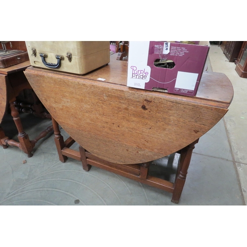 2216 - A large Georgian oak gateleg table   (R)  £80