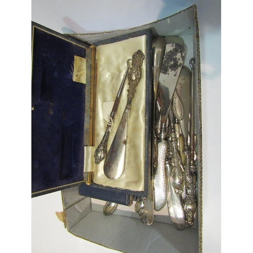 4320 - A quantity of silver handled shoe horns and button hooks, varying conditions   (R) £30