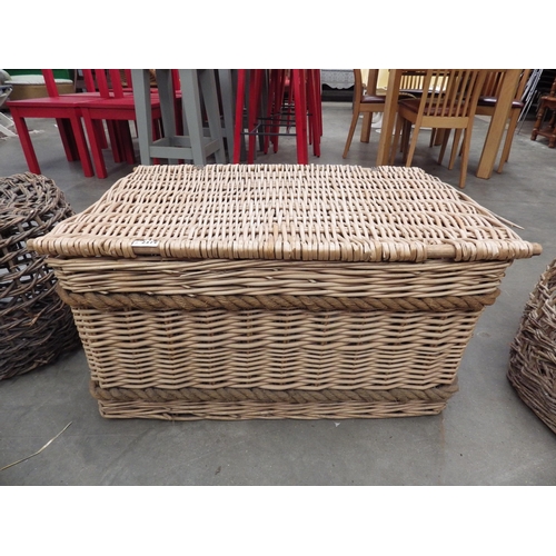 2379 - A wicker large basket with rope handles