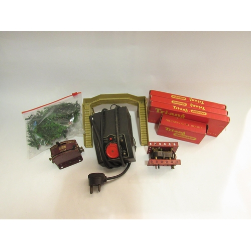 4291 - Model railway items including Tri-ang accessories, carriage, foot bridge, trees etc.   (E) £10-15