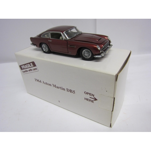 8226 - A Danbury Mint 1:24 scale diecast 1964 Aston Martin DB5, with polystyrene packing and outer box