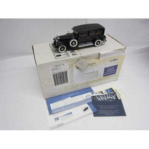 8223 - A Franklin Mint 1:24 scale diecast Al Capone's 1930 V-16 452 Armoured Cadillac Imperial Sedan, with ... 