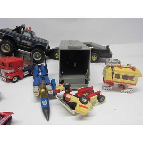 8148 - Assorted playworn vintage toys including Transformers, Gakken 'Tom & Jerry Popper' LCD game (missing... 