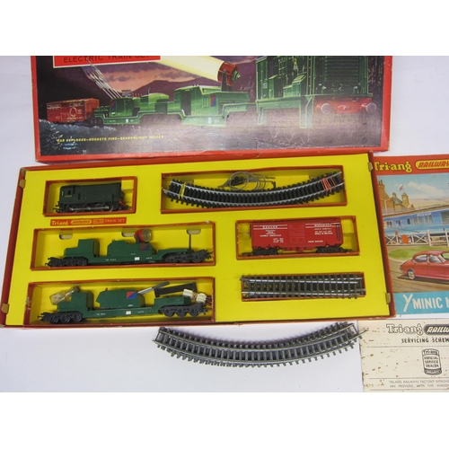 8542 - A Triang 00 gauge RS50 'The Defender' train set containing 0-6-0 BR green diesel shunter locomotive ... 