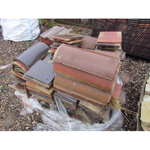 3221 - A pallet of mixed tiles and ridge