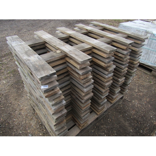 3242 - A pallet of cottage style fencing