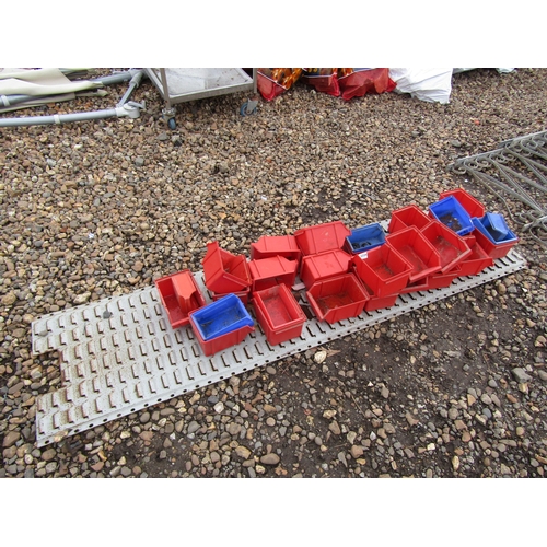 3324 - A quantity of Lin Bins and a Lin Bin rack