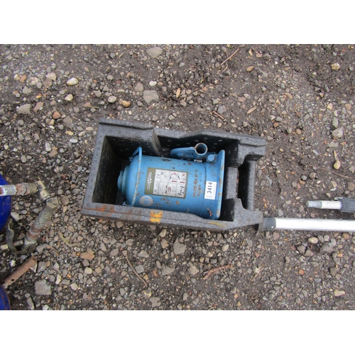 3414 - A Webber hydraulic jack, no handle