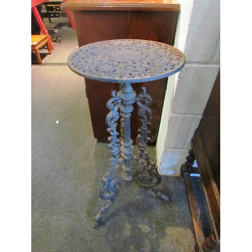 1026 - A vintage cast iron plant stand on tripod feet, 77cm tall