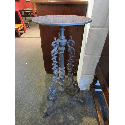 1026 - A vintage cast iron plant stand on tripod feet, 77cm tall