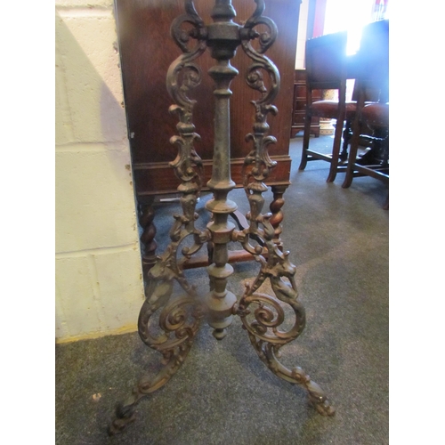 1026 - A vintage cast iron plant stand on tripod feet, 77cm tall