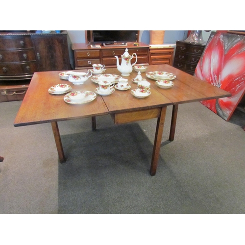 1093 - An oak gate-leg dining table        (E) £15-25