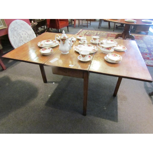 1093 - An oak gate-leg dining table        (E) £15-25