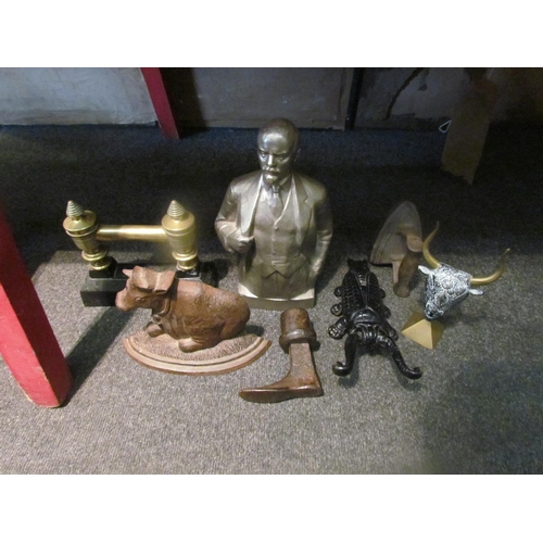 1120 - A mixed lot of metalwares including doorstop, boot puller, shoe anvil, Lenin bust and Minoan bull (7... 