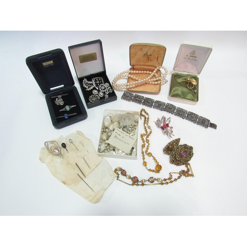 1251 - A box of costume jewellery