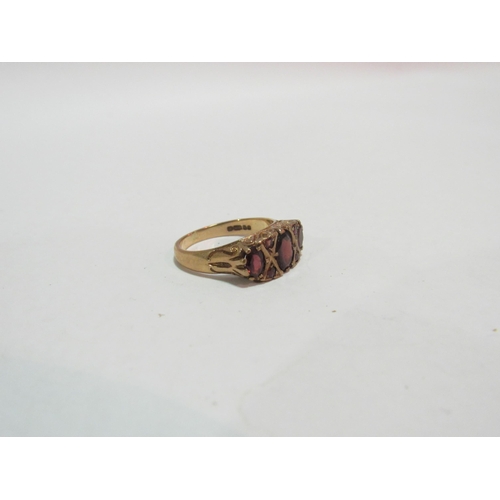 1265 - A 9ct gold garnet set ring, approximately 3.9g   (C)