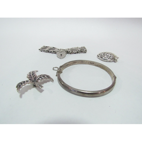 1270 - A silver gate bracelet, silver bangle, brooch and pendant