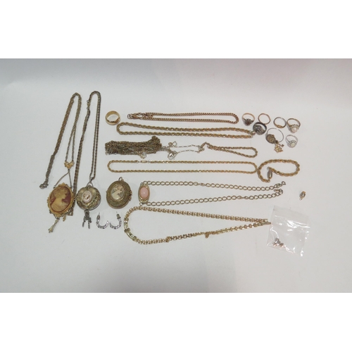 1290 - A bag of assorted jewellery including cameo, rings, studs etc