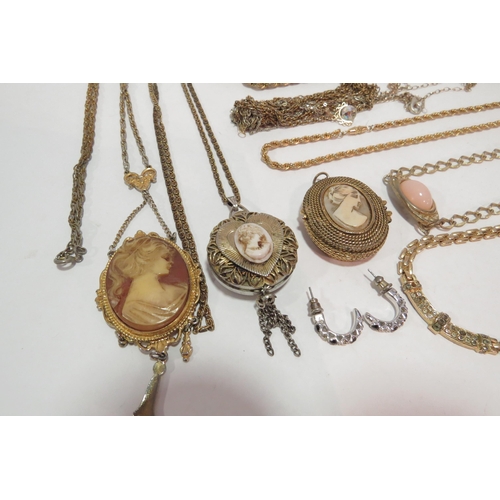 1290 - A bag of assorted jewellery including cameo, rings, studs etc