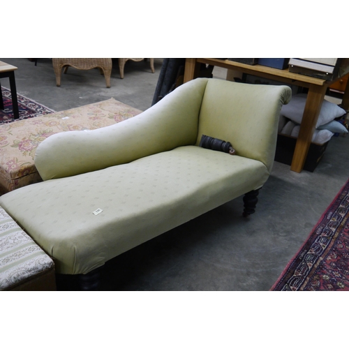 2322 - A Victorian chaise longue for re upholstery, back leg lose