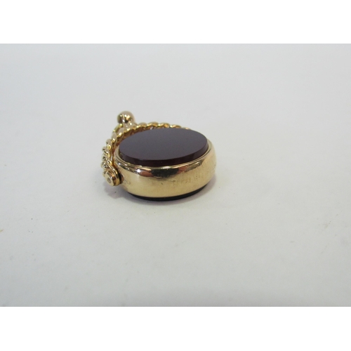 1305 - An 18ct gold swivel bloodstone and cornelian fob  (C)