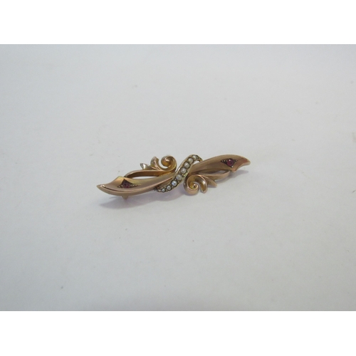 1306 - A 9ct gold seed pearl bar brooch, 2.8g  (C)