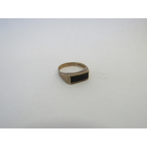 1312 - A 9ct gold onyx signet ring