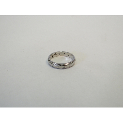 1315 - A platinum band studded with small diamonds. Size L, 5.2g