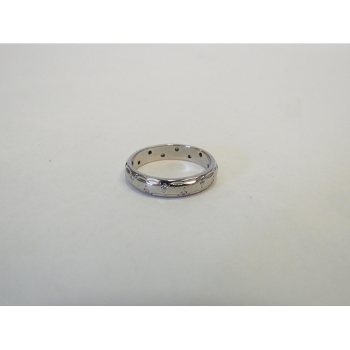 1315 - A platinum band studded with small diamonds. Size L, 5.2g