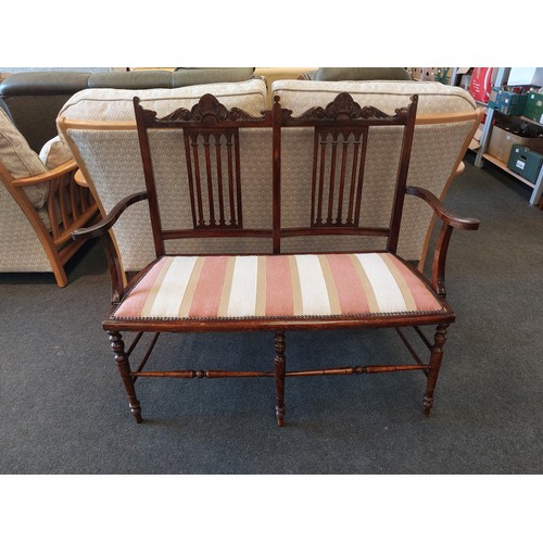 1025 - An Edwardian two seater bench seat, scrolled foliate back rest