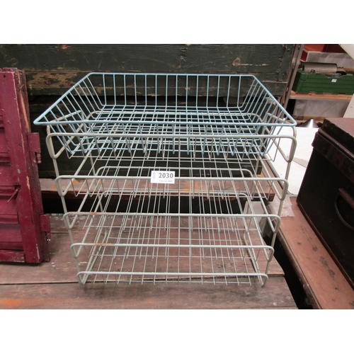 2030 - A metal wirework paper shelving unit and a tray  (E)  £8-12