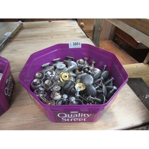 2051 - A tub of metal furniture knobs