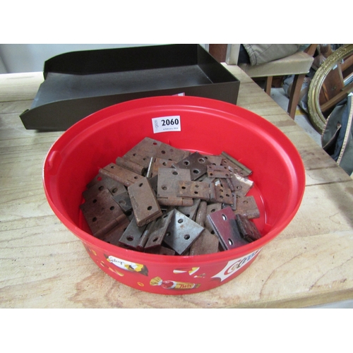 2060 - A tub of Georgian iron hinges