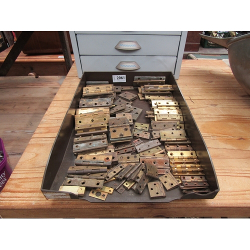 2061 - A tray of Georgian and Victorian brass hinges