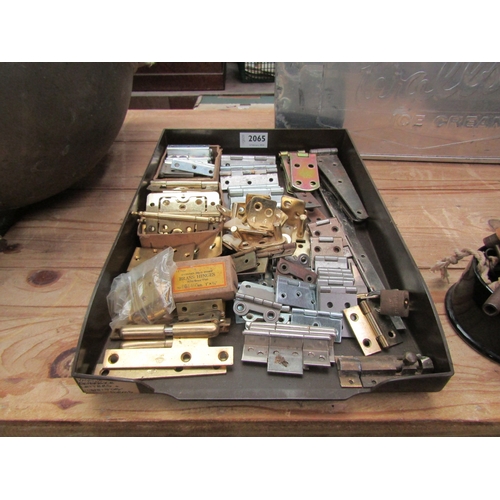 2065 - A tray of various hinges