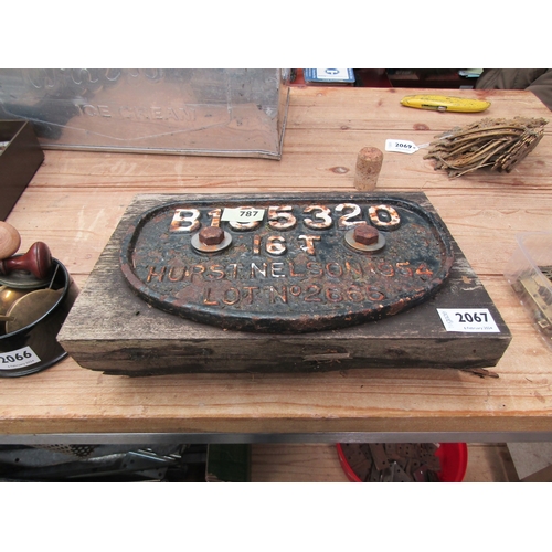 2067 - A cast iron train plate Hurst Nelson 1954 -16T